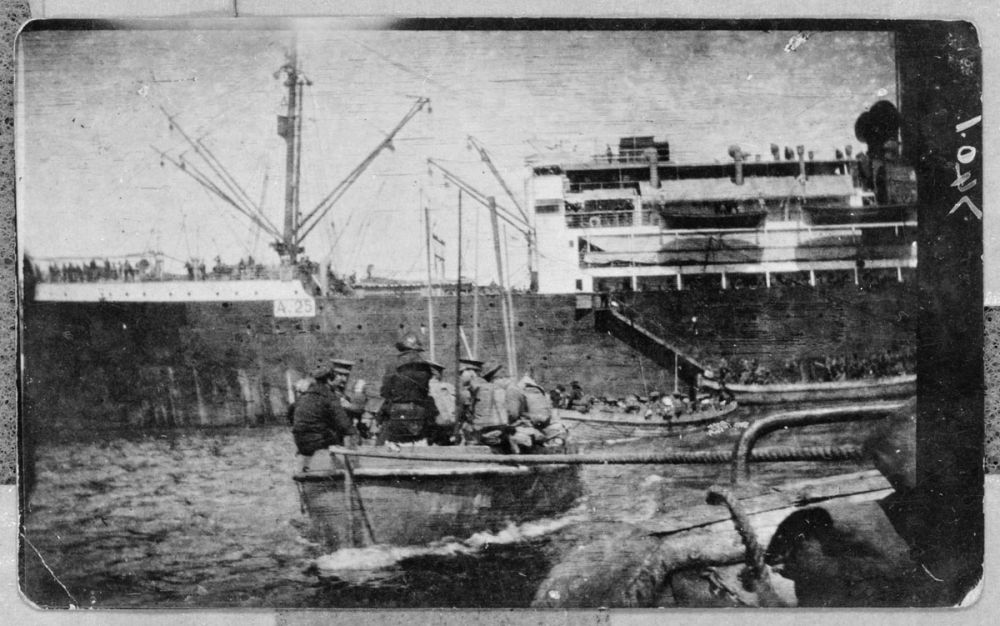 Soldiers embarking off the ship 'Lutzow'.